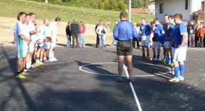 Začetni pozdrav ekip na prvi uradni tekmi na novem igrišču